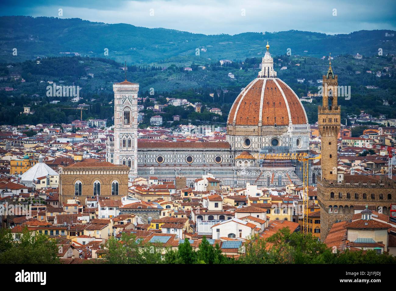 Kathedrale von Florenz, Blick auf den Dom mit seiner von Brunelleschi entworfenen Kuppel im Zentrum der Stadt Florenz gegen die Hügel der Toskana, Italien Th Stockfoto