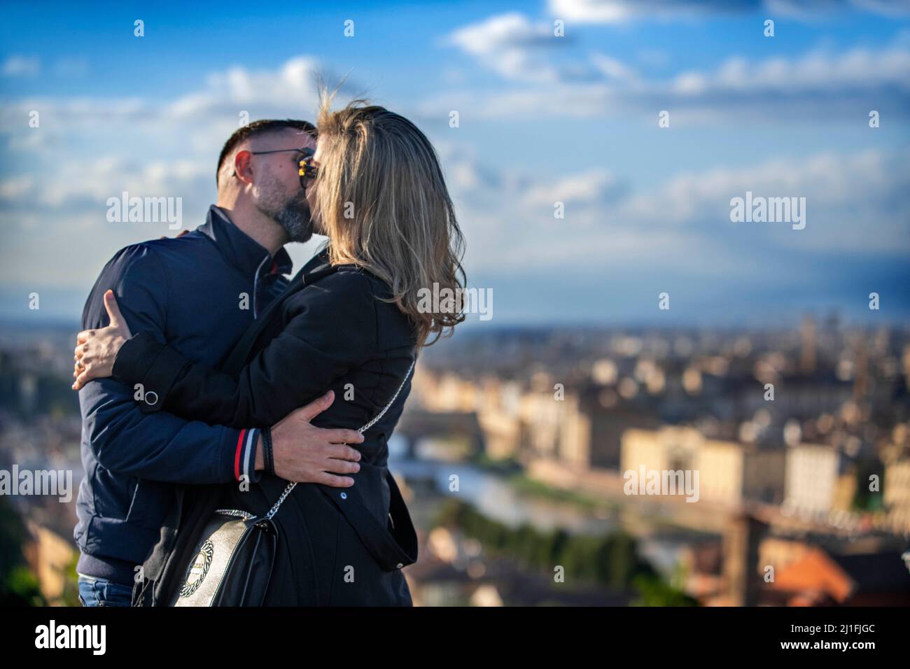 Romantische Küsse und Blick auf Florenz von der Piazzale Michelangelo mit dem Fluss Arno, Stadtdamm und der berühmten Florentiner Kathedrale Stockfoto