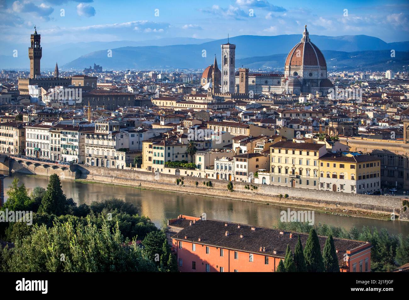 Luftaufnahme der Kathedrale von Florenz und des Flusses Arno, Stadtdamm und der berühmten Kathedrale von Florenz, Blick auf den Dom mit seinen Stockfoto