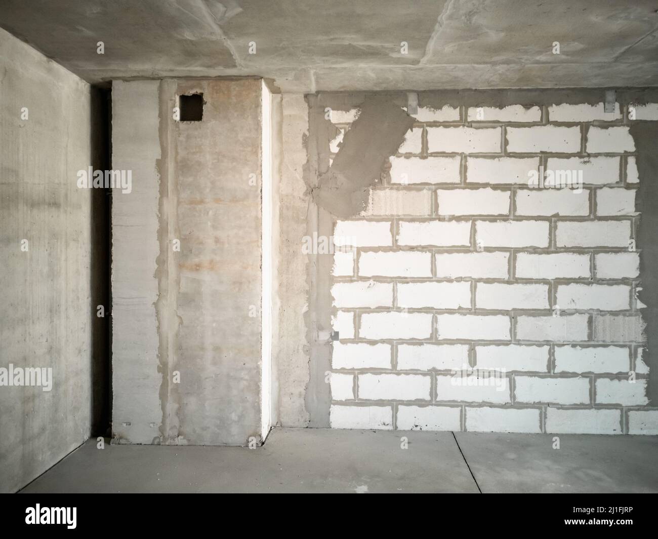 Blick auf die Küche unter dem Lüftungsschacht. Bau und Reparatur von Häusern. Horizontales Foto. Stockfoto