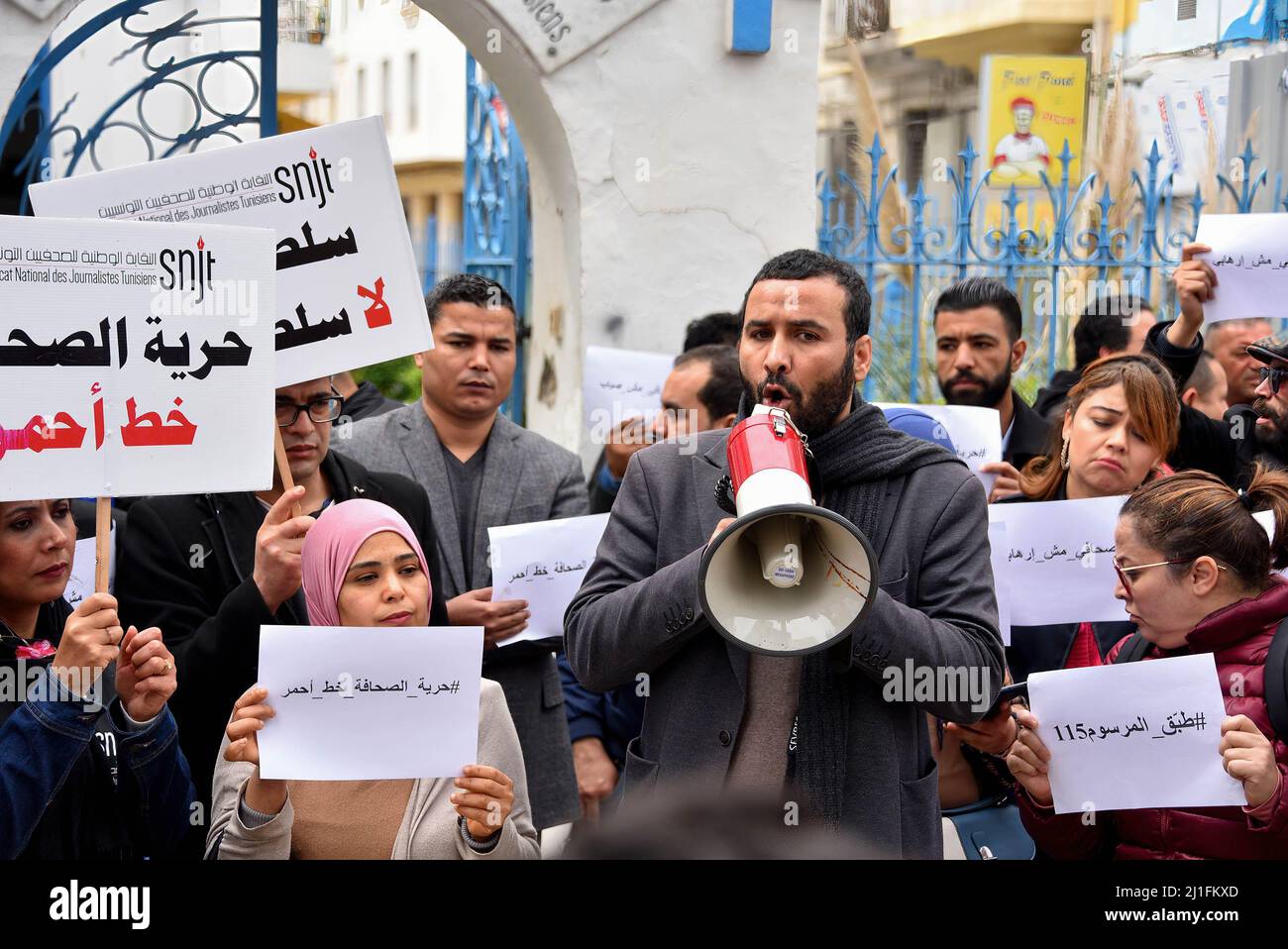 Tunis, Tunesien. 25. März 2022. Mohamed Yassine Jelassi, Präsident der Tunesischen Journalistenunion (SNJT), spricht während des Protestes über ein Megaphon. Eine Reihe von Journalisten und Aktivisten der Zivilgesellschaft veranstalteten eine Mahnwache vor dem Hauptquartier des Nationalen Journalistenverbands Tunesiens, um die Freilassung des mosaique FM Reporters in Kairo, Khalifa Al Qasimi, Er wurde auf dem Hintergrund der Nachricht vom „Abbau einer Terrorzelle in Kairouan“ und seinem Festhalten am Schutz seiner Quelle verhaftet. Kredit: SOPA Images Limited/Alamy Live Nachrichten Stockfoto