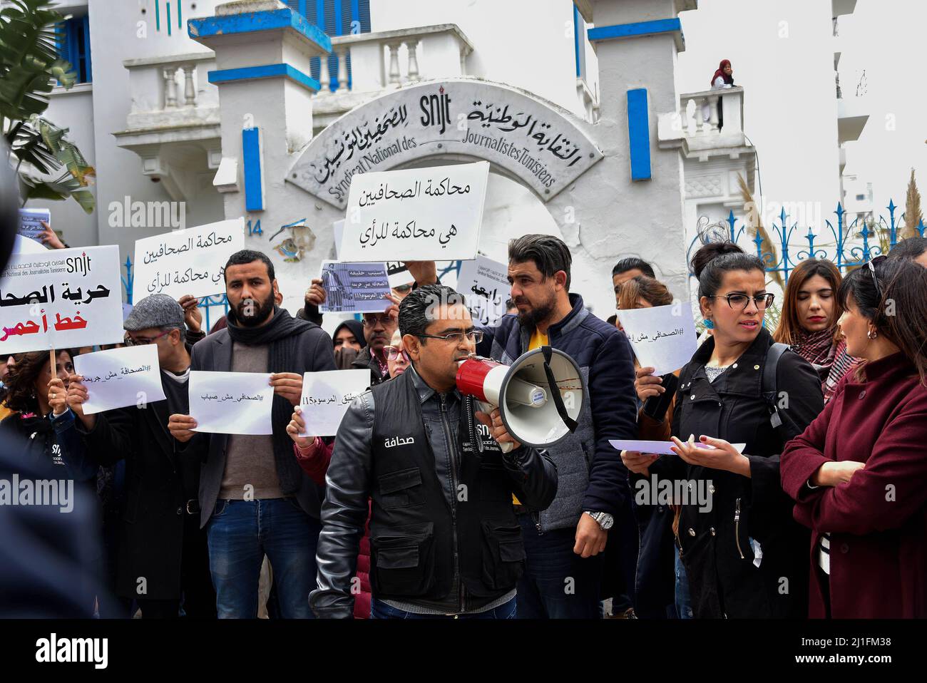 Ein Journalist spricht während der Demonstration über ein Megaphon mit den Demonstranten. Eine Reihe von Journalisten und Aktivisten der Zivilgesellschaft veranstalteten eine Mahnwache vor dem Hauptquartier des Nationalen Journalistenverbands Tunesiens, um die Freilassung des mosaique FM Reporters in Kairo, Khalifa Al Qasimi, Er wurde auf dem Hintergrund der Nachricht vom „Abbau einer Terrorzelle in Kairouan“ und seinem Festhalten am Schutz seiner Quelle verhaftet. (Foto von Jdidi Wassim / SOPA Images/Sipa USA) Stockfoto