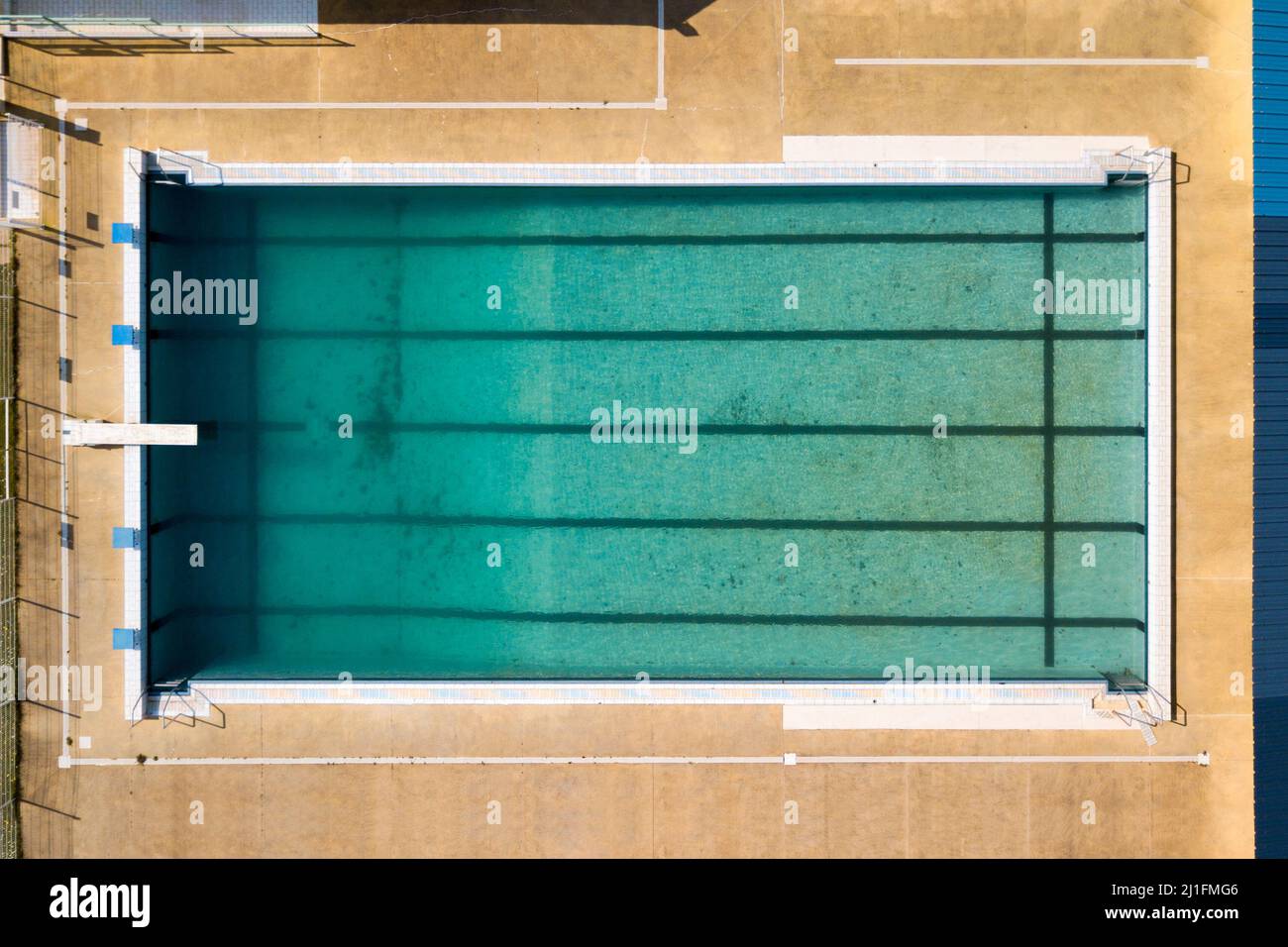 Luftaufnahme eines schmutzigen Schwimmbads wenige Wochen vor der Eröffnungssaison. Stockfoto
