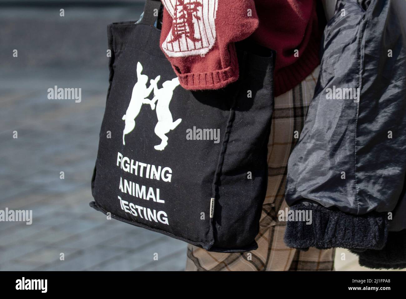 Bekämpfung von Tierversuchen, schwarz-weiße Tragetaschen für das Leben in Preston, Großbritannien. Die Tragetasche wird von der Re-Wrap-Kooperative in Mysore, Indien, hergestellt und auf fair gehandelte Bio-Baumwolle gedruckt Stockfoto