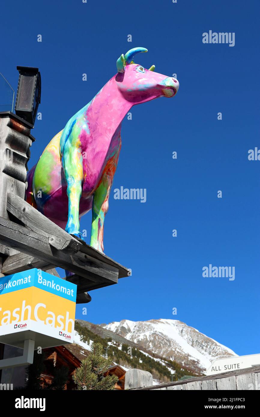 Mehrfarbige Modellkuh vor strahlend blauem Himmel: Das Logo des Restaurants Kuhtaier Dorfstadl im Skigebiet Kuhtai, Tiroler Alpen, Österreich Stockfoto Mehrfarbige Modellkuh vor strahlend blauem Himmel: Das Logo des Restaurants Kuhtaier Dorfstadl im Skigebiet Kuhtai, Tiroler Alpen, Österreich Stockfoto