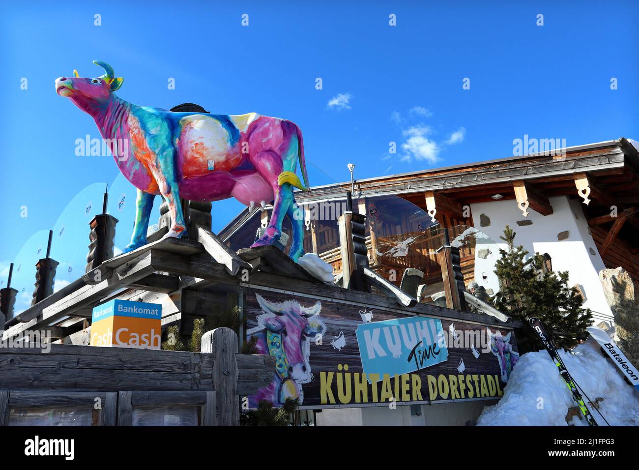 Mehrfarbige Modellkuh vor strahlend blauem Himmel: Das Logo des Restaurants Kuhtaier Dorfstadl im Skigebiet Kuhtai, Tiroler Alpen, Österreich Stockfoto Mehrfarbige Modellkuh vor strahlend blauem Himmel: Das Logo des Restaurants Kuhtaier Dorfstadl im Skigebiet Kuhtai, Tiroler Alpen, Österreich Stockfoto