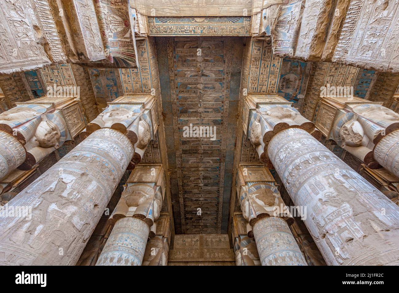 Decke der Hypostyle Halle des Tempels von Hathor, die Darstellung der Geier Göttin Nekhbet Stockfoto