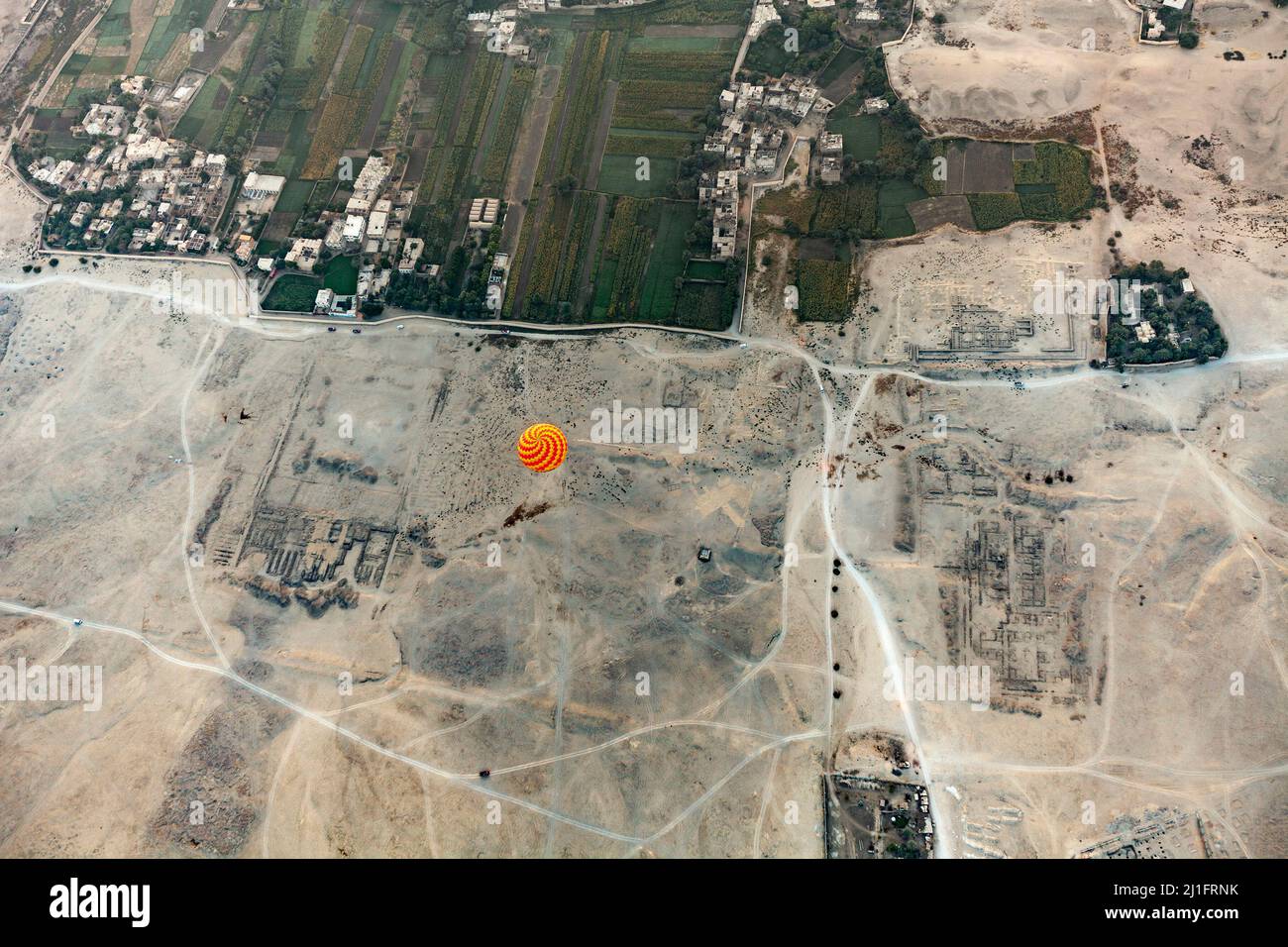 Heißluftballon schwebt über Ausgrabungen in der Nähe von Luxor, von oben betrachtet Stockfoto