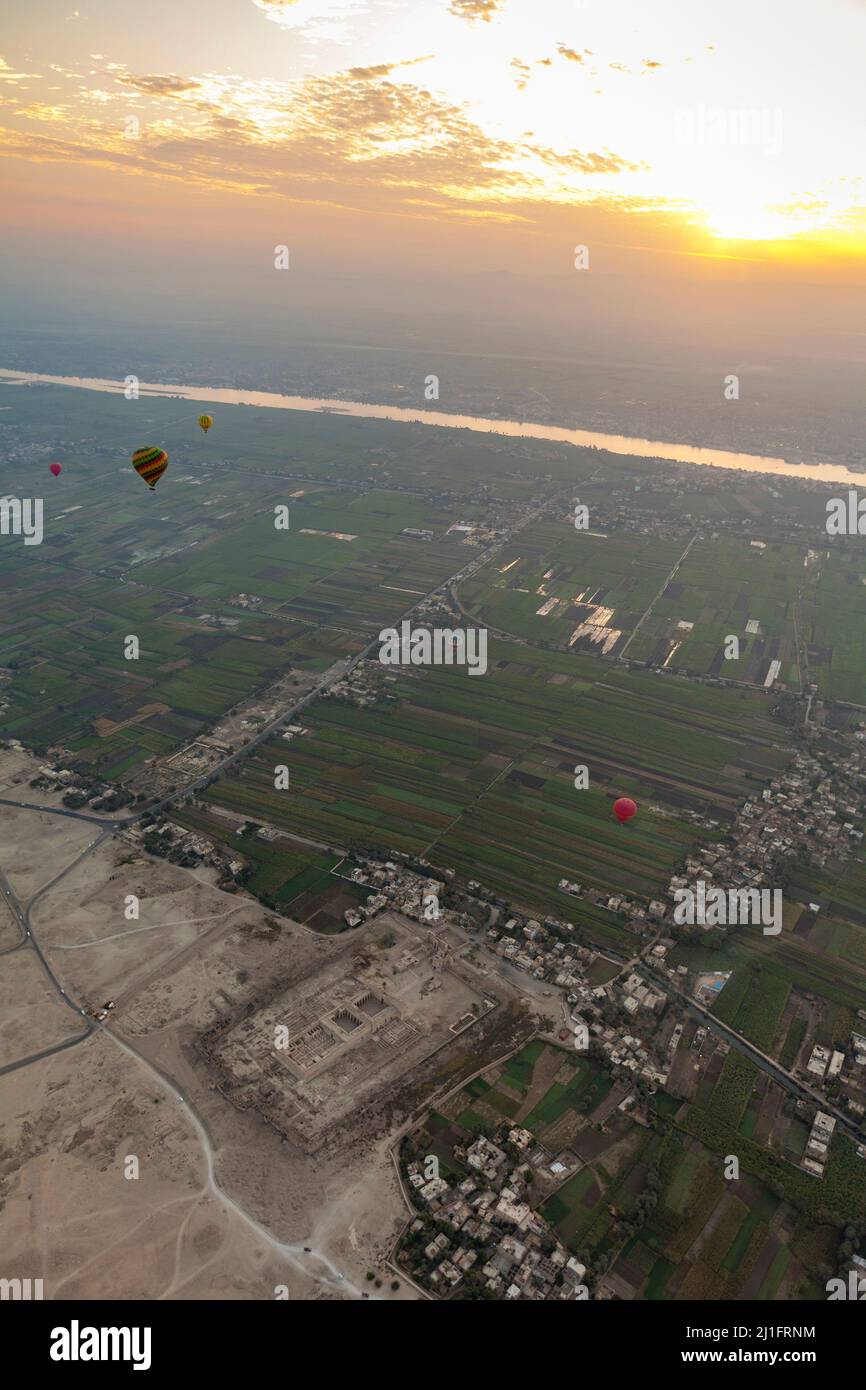 Heißluftballon schwimmt in der Nähe von Medinet Habu, Luxor, aus der Luft betrachtet Stockfoto