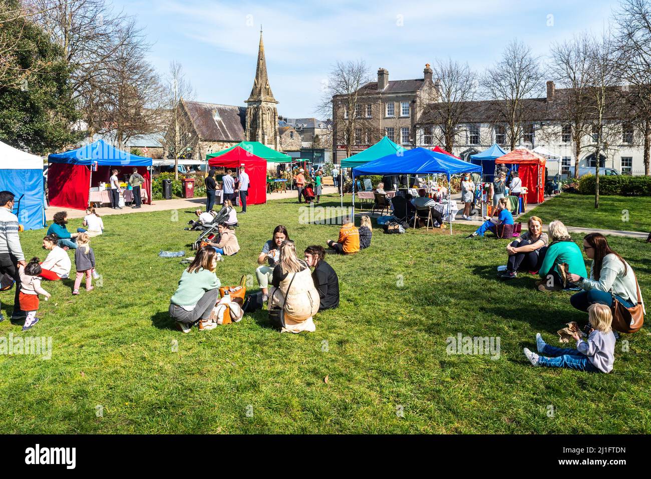 Clonakilty, West Cork, Irland. 25. März 2022. Die hohen Temperaturen brachten die Einheimischen heute zum Clonakilty Friday Market. Viele Menschen genossen den Sonnenschein in Clonakilty, mit Temperaturen von bis zu 18C. Quelle: AG News/Alamy Live News Stockfoto