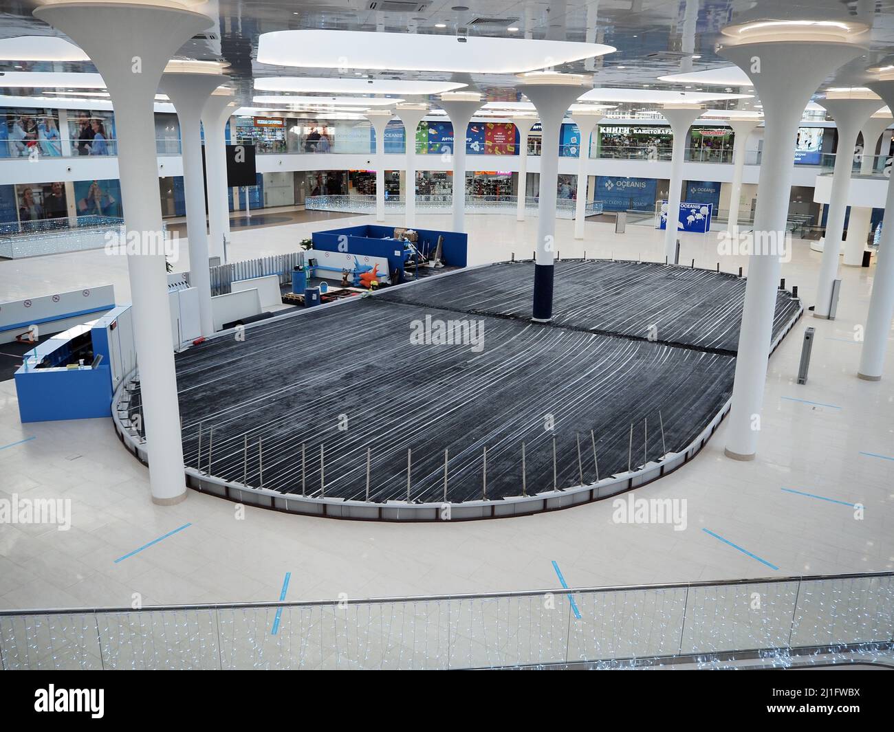 Nischni Nowgorod Russland, Okeanis, 01.25.2022. Bau und Installation einer Eisbahn in einem Einkaufszentrum, innen. Hochwertige Fotos Stockfoto