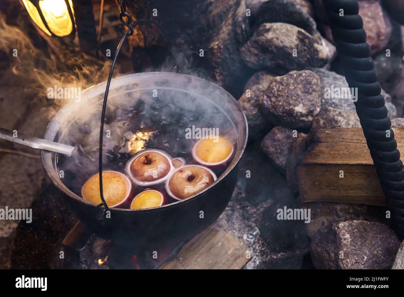 Schüssel mit einem Glühwein auf dem offenen Feuer Stockfoto