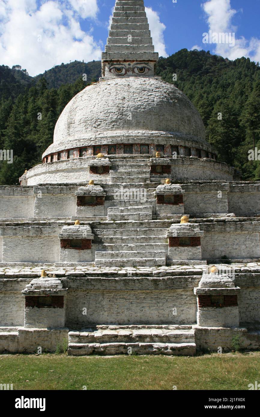 buddhistisches Denkmal (chendebji chorten) in bhutan Stockfoto