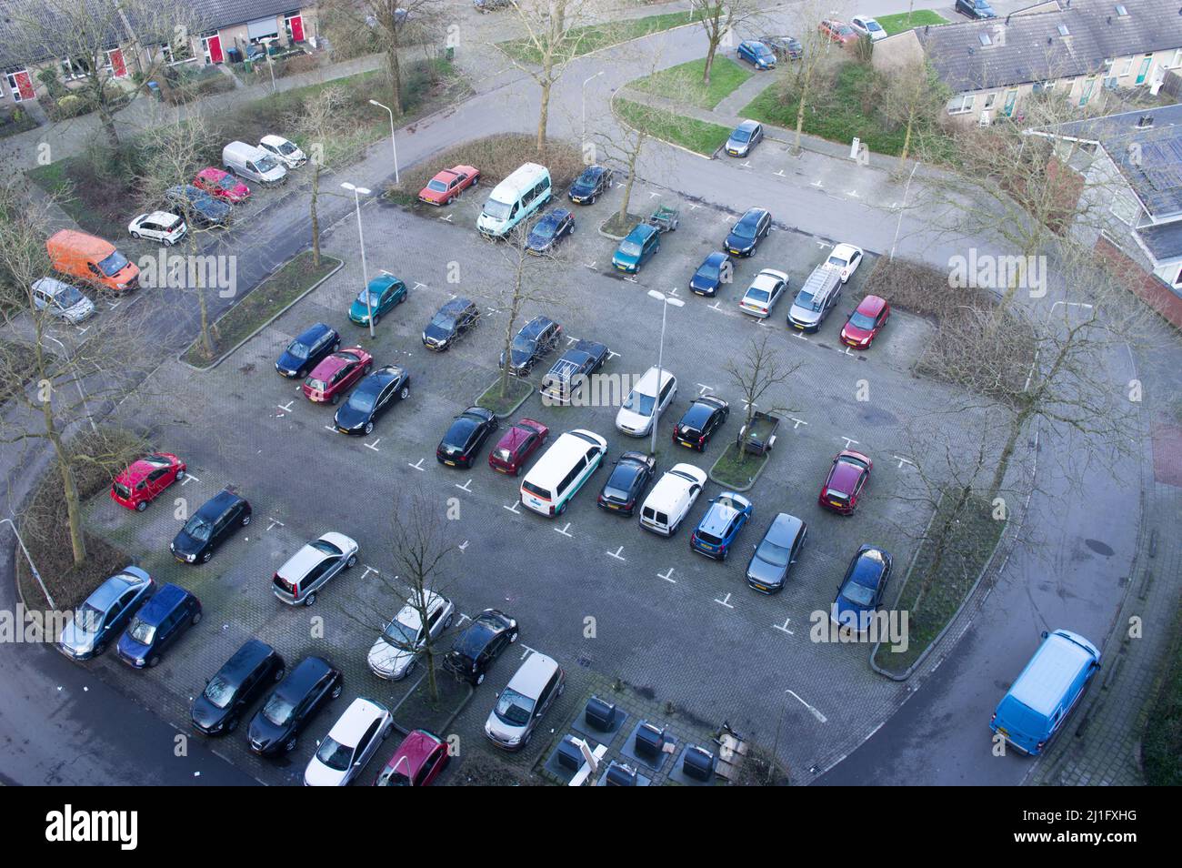 Luftaufnahme des Parkplatzes mit vielen Autos in Arnhem in den Niederlanden Stockfoto
