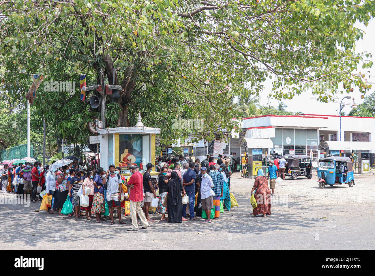 Ein Soldat der srilankischen Armee bewacht am 24. März 2022 in Colombo, Sri Lanka, eine Tankstelle, während Menschen darauf warten, Kraftstoff zu bekommen. (Foto von Saman Abesiriwardana/Pacific Press/Sipa USA) Stockfoto