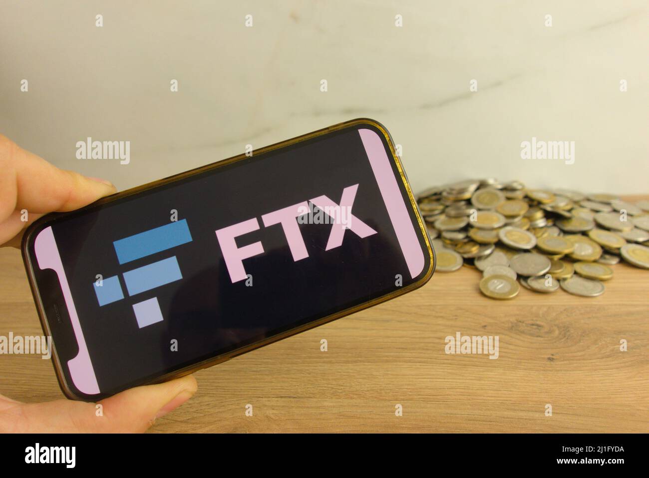 KONSKIE, POLEN – 20. März 2022: FTX-Logo für Kryptowährungsbörsen auf dem Mobiltelefon. Online-Handel, Blockchain-Technologiekonzept Stockfoto