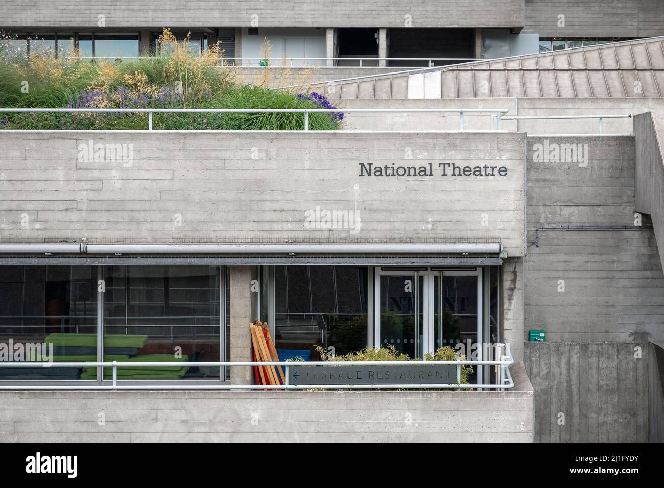 London, Großbritannien - 19. Juli 2021 - die Beschilderung und die brutalistische Architektur des Nationaltheaters im Stadtteil South Bank Stockfoto