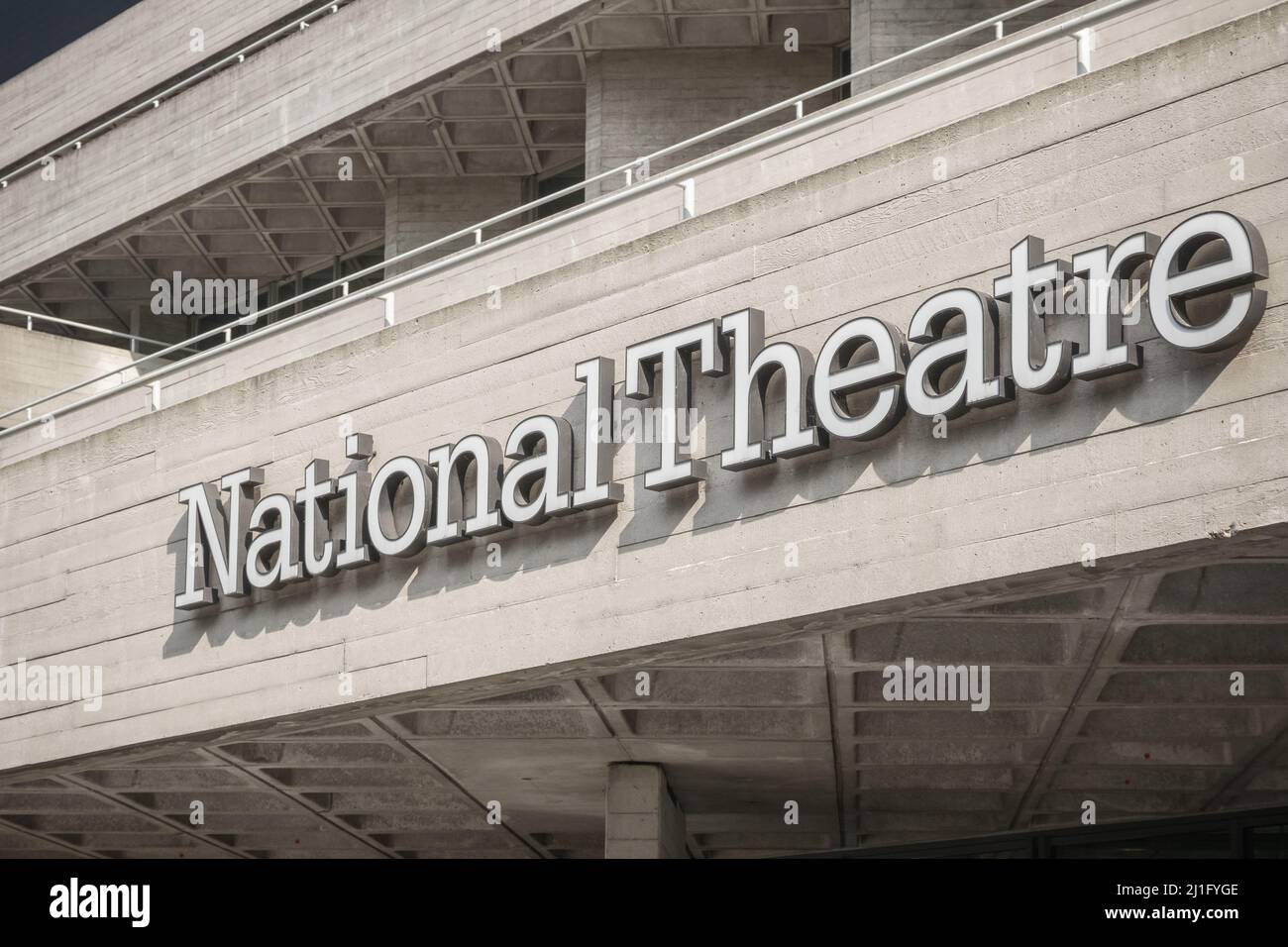 London, Großbritannien - 19. Juli 2021 - die Beschilderung und die brutalistische Architektur des Nationaltheaters im Stadtteil South Bank Stockfoto