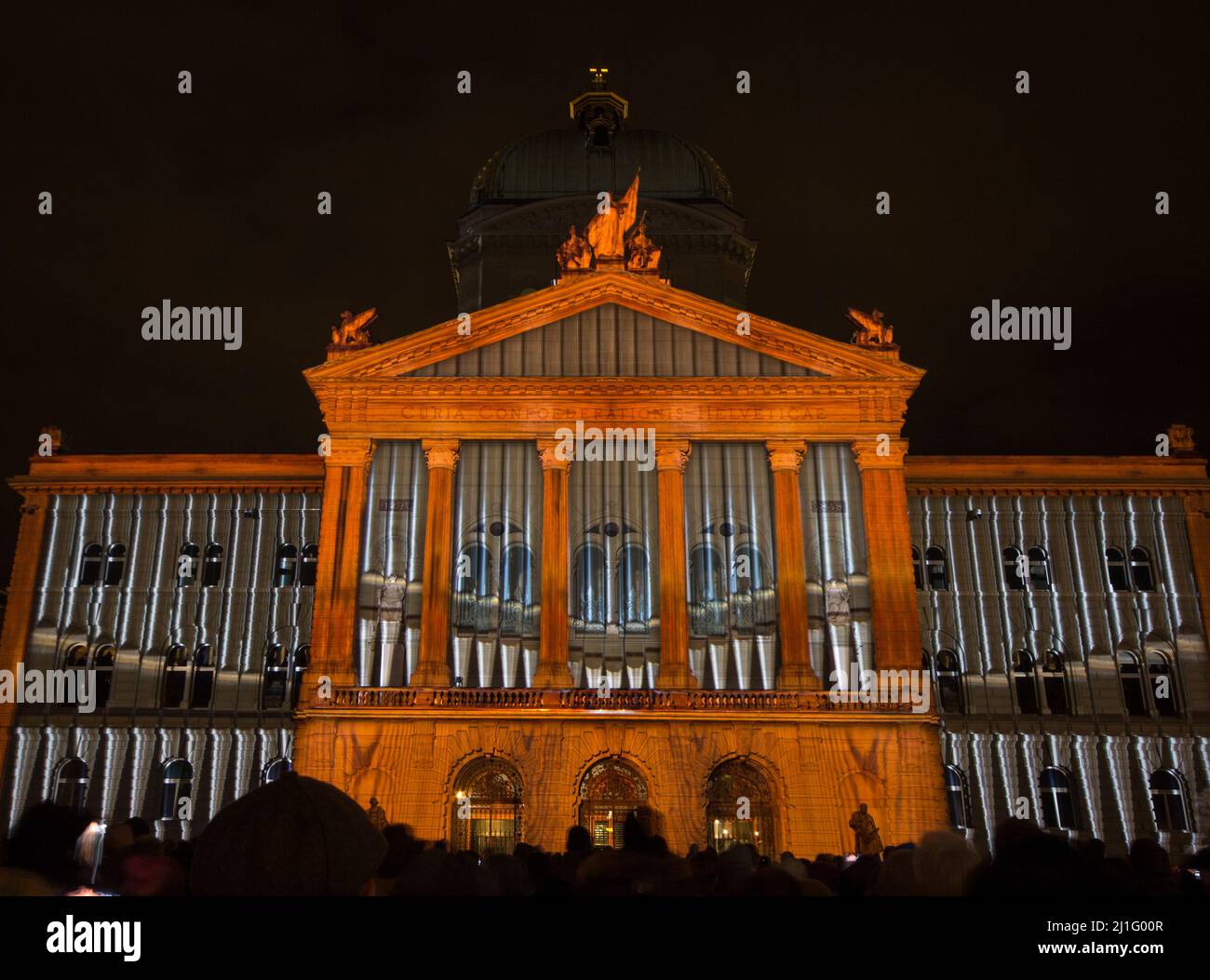 BERN - November 11: Lichtschau 'Rendesz-vous Bundesplatz' am 11. November 2017 in Bern, Schweiz, auf das Bundeshaus projiziert Stockfoto