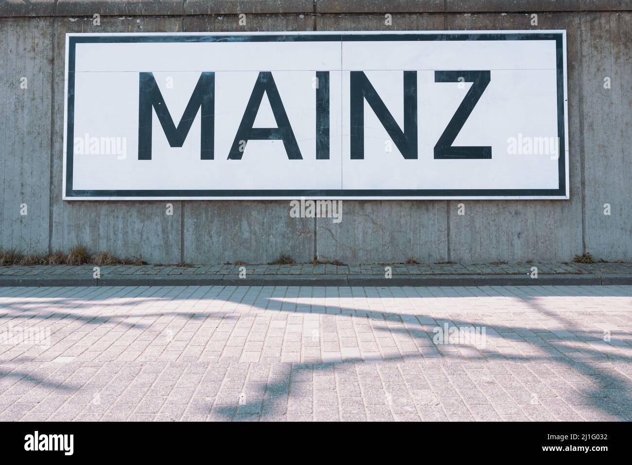 Stadtschild von Mainz hängt an einer Wand in der Nähe des Flussschildes Rhein, um die Position der Bootsfahrer in Deutschland anzuzeigen Stockfoto