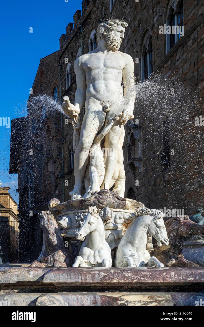 Neptunbrunnen oder Biancone in Florenz an der Piazza della Signoria Toskana Italien. Neptun-Brunnen, geformt von Bartolomeo Ammannati und Giambologn Stockfoto