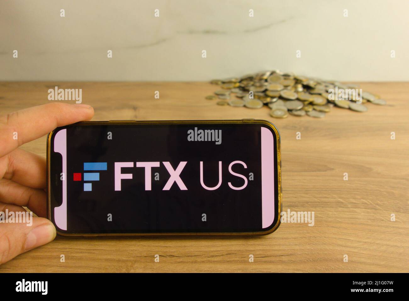 KONSKIE, POLEN - 20. März 2022: FTX US-Kryptowährungsbörse Logo auf dem Mobiltelefon. Online-Handel, Blockchain-Technologiekonzept Stockfoto