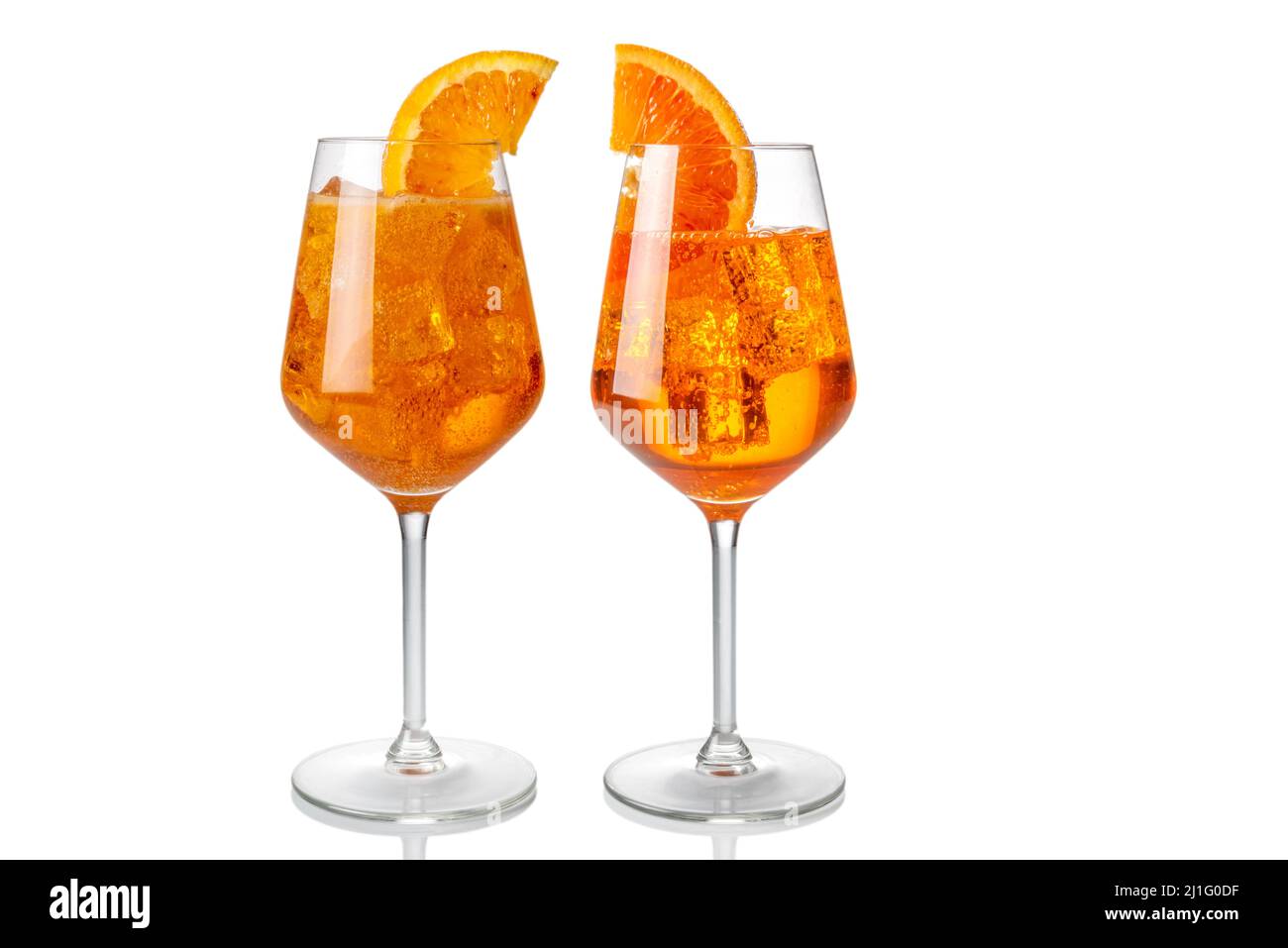Alkoholischer Aperol Spritz Cocktail in zwei Gläsern mit orangefarbener Scheibe, isoliert auf Weiß, Kopierraum Stockfoto