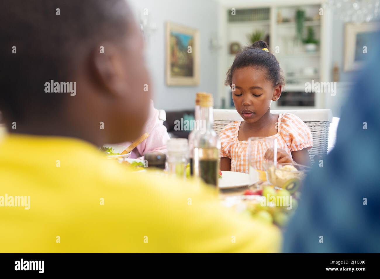 afroamerikanisches Mädchen, das am Danktag mit der Familie zu Hause zu Mittag gegessen hat Stockfoto