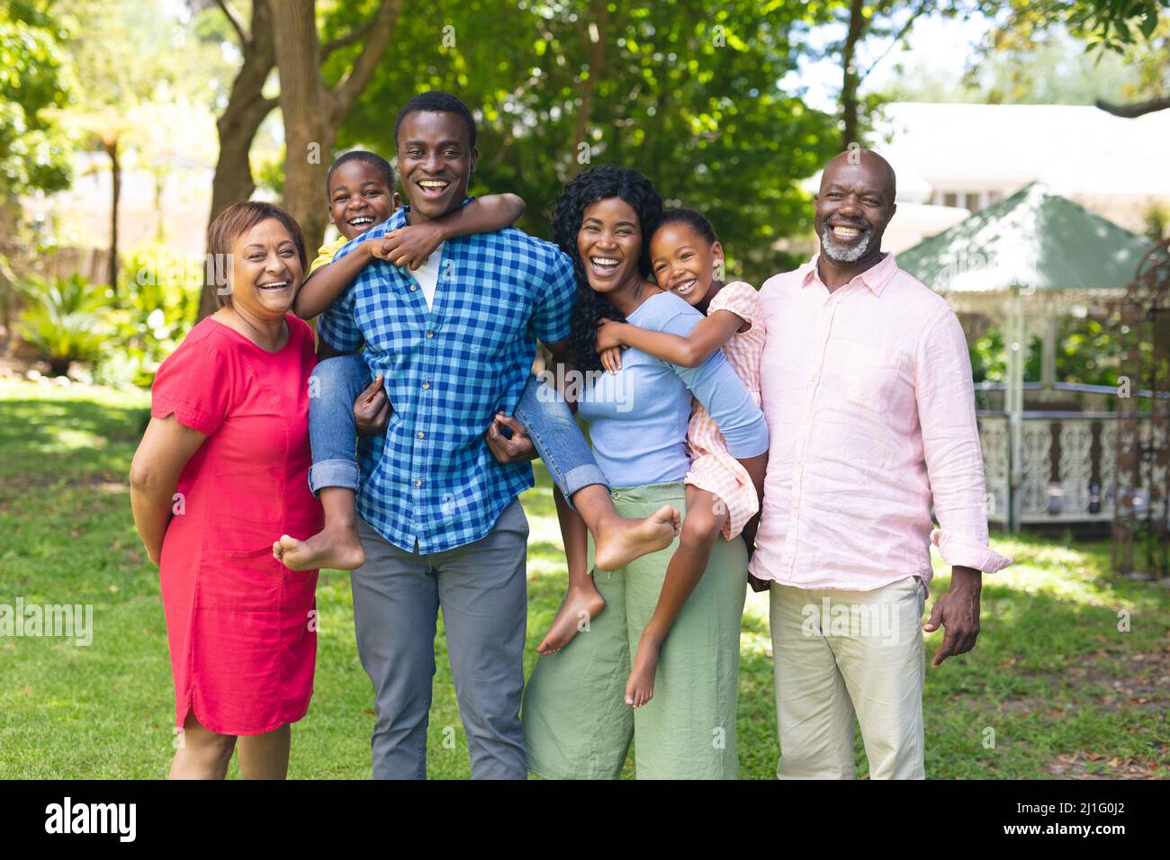 Porträt einer glücklichen afroamerikanischen Multi-Generationen-Familie, die im Hinterhof zusammensteht Stockfoto