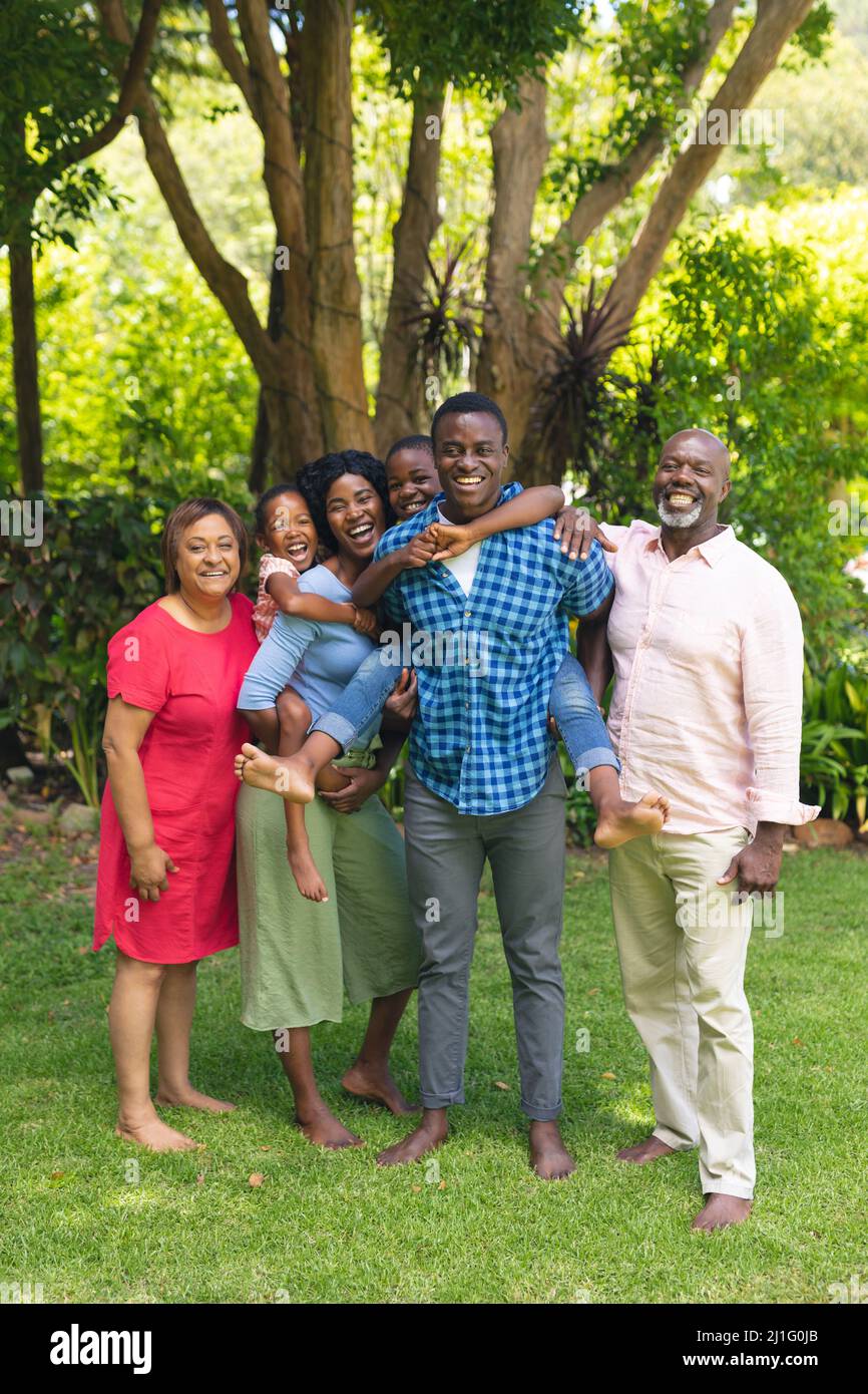 Porträt einer glücklichen afroamerikanischen Familie mit mehreren Generationen, die ein gemeinsames Wochenende verbringt Stockfoto