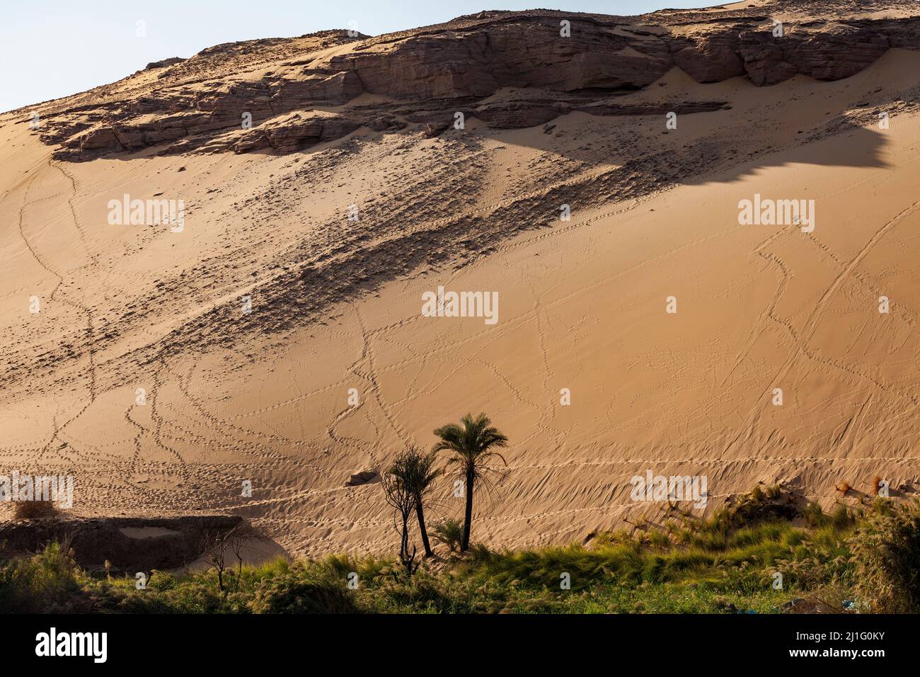 Sanddüne und Fußstapfen am Westufer des Nils bei Assuan Stockfoto