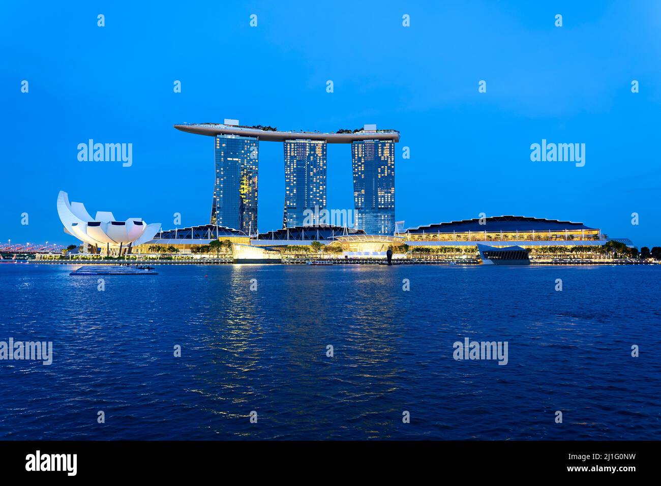 Singapur. Marina Bay. Der Merlion. Marina Bay Sands Hotel bei Sonnenuntergang Stockfoto