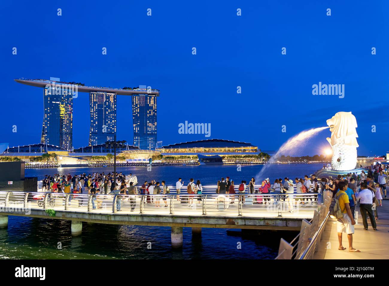 Singapur. Marina Bay. Der Merlion. Marina Bay Sands Hotel bei Sonnenuntergang Stockfoto
