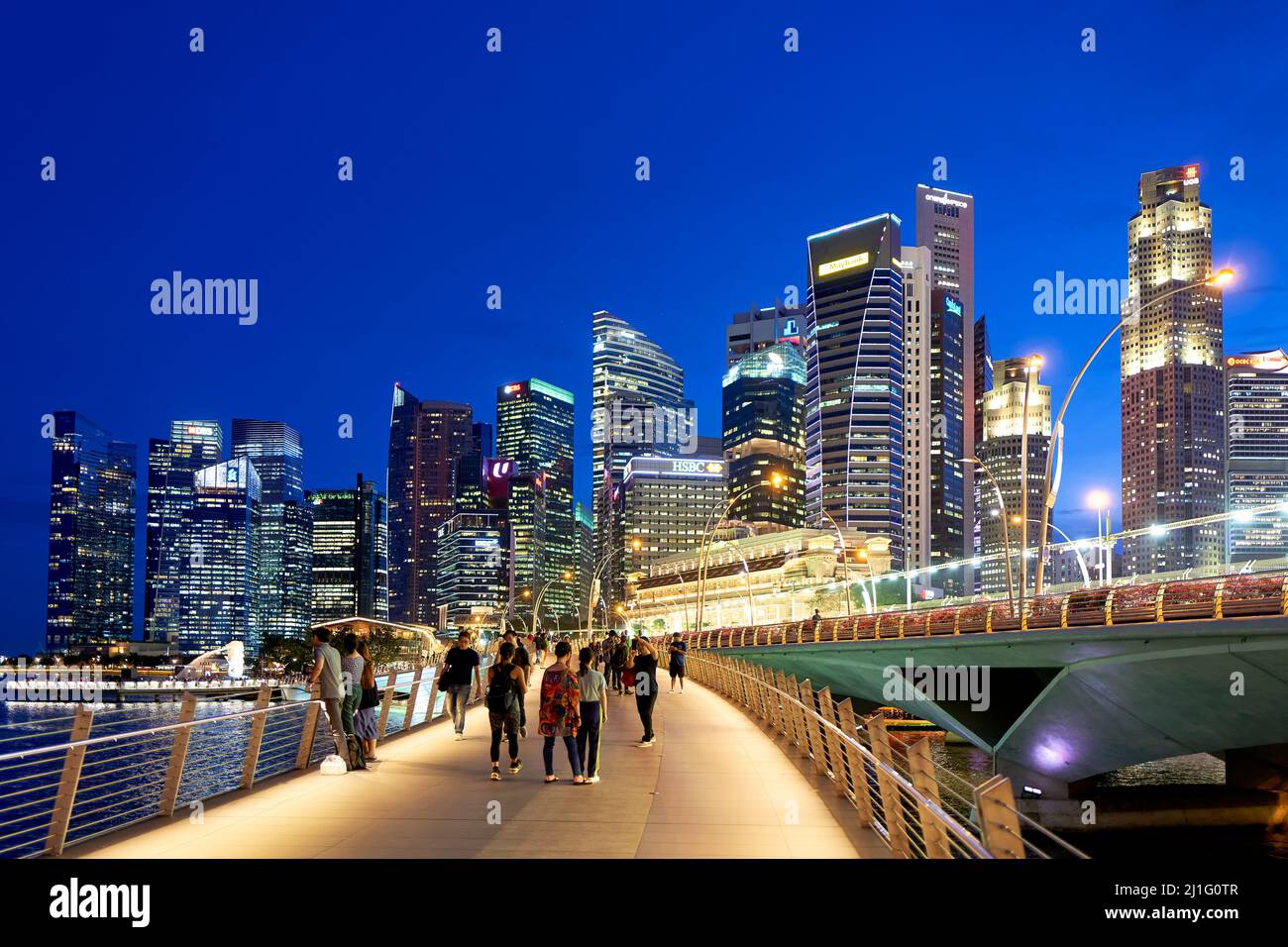 Singapur. Marina Bay. Business Financial District bei Sonnenuntergang Stockfoto