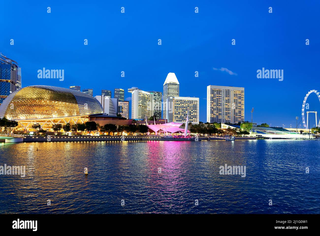 Singapur. Marina Bay bei Sonnenuntergang Stockfoto