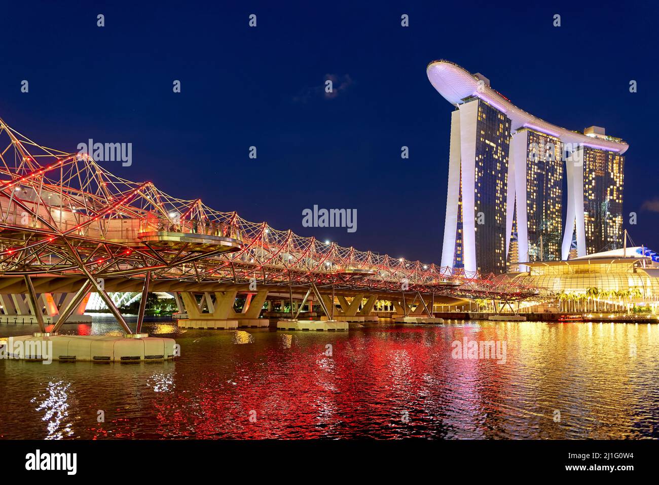 Singapur. Marina Bay Sands Hotel bei Sonnenuntergang. Helix-Brücke Stockfoto