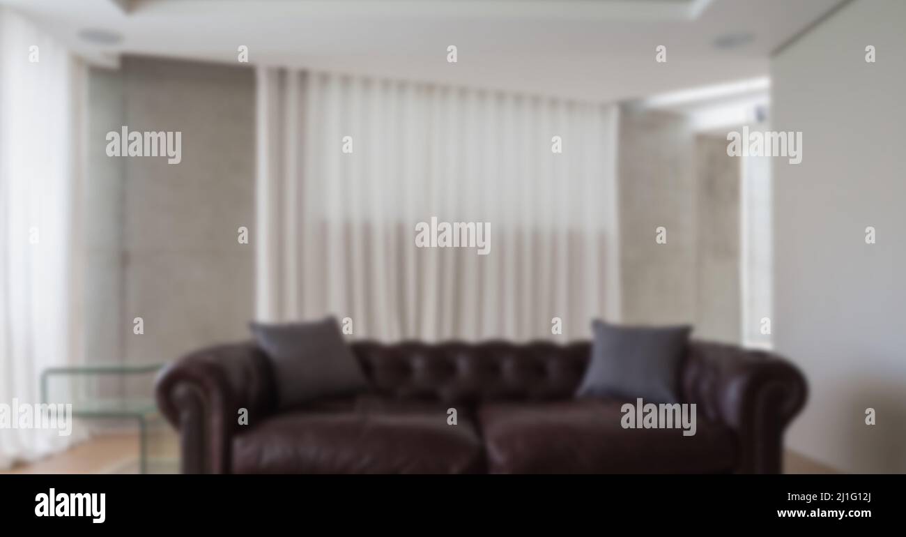 Braunes Leder chesterfield Sofa und Glas Beistelltisch im leeren Wohnzimmer, entkokettig Stockfoto