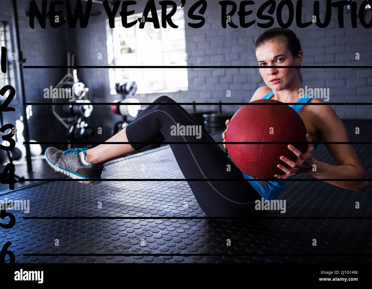 Vorlage für die Auflösung des neuen Jahres gegen kaukasische fit-Frau, die im Fitnessstudio mit Medizinball arbeitet Stockfoto