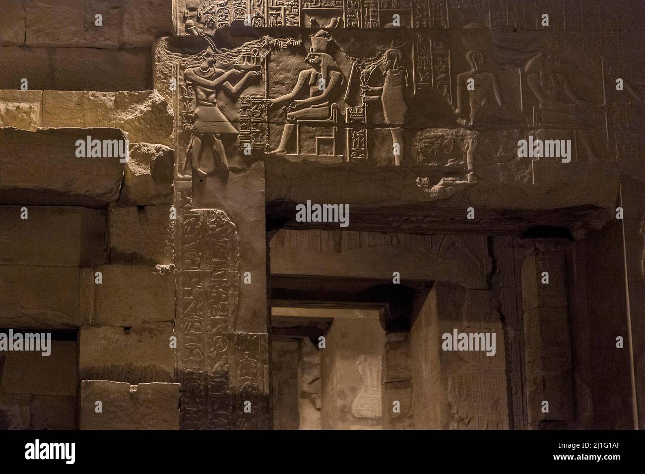 Wandschnitzereien, einschließlich des sitzenden gottes Horus, über einer Tür im Tempel von Kom Ombo, in Assuan Stockfoto