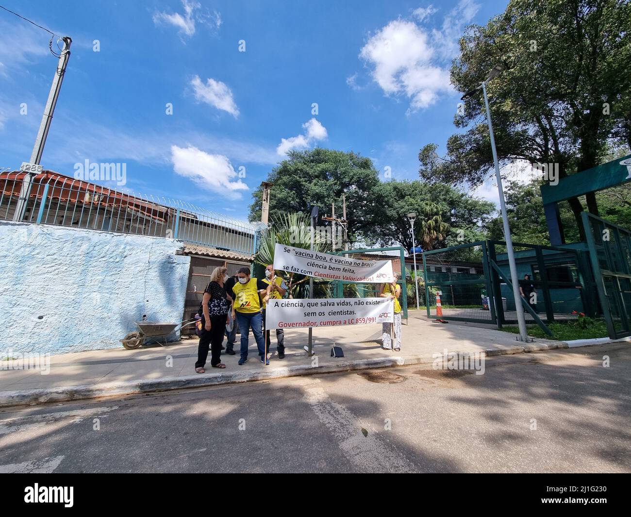Sao Paulo, Sao Paulo, Brasilien. 25. März 2022. (INT) Forscher und Wissenschaftler protestieren vor dem Butantan-Institut während der Lieferung einer Fabrik zur Impfstoffherstellung. 25. März 2022, Sao Paulo, Brasilien: Forscher und Wissenschaftler protestieren vor dem Butantan-Institut, wo der Gouverneur von Sao Paulo Joao Doria die neue Fabrik für die Impfstoffproduktion liefert. (Bild: © Leco Viana/TheNEWS2 über ZUMA Press Wire) Stockfoto