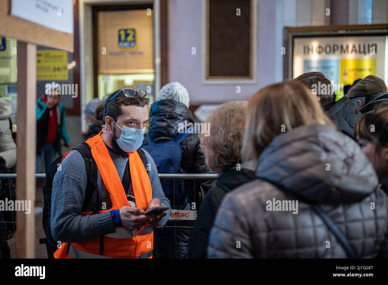 LVIV, UKRAINE - 12. März 2022: Humanitäre Krise während des Krieges in der Ukraine. Freiwillige helfen, Informationen zu erhalten Tausende von Flüchtlingen fliehen vor dem Krieg Stockfoto