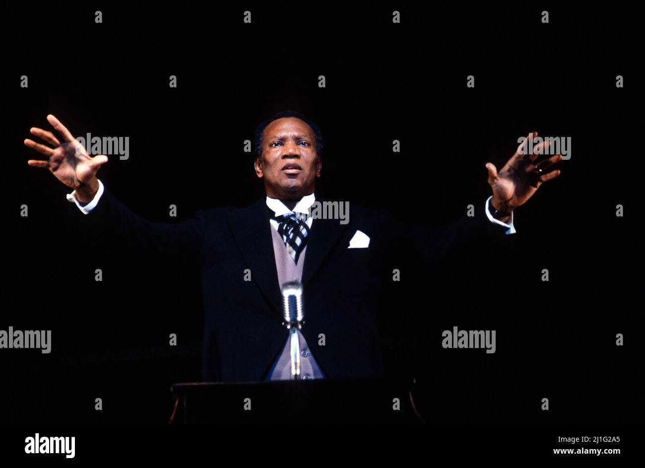 Simon Estes (Martin Luther King Jr) in KING the Musical am Piccadilly Theatre, London W1 07/04/1990 Musik: Richard Blackford Texte: Maya Angelou & Alistair Beaton-Bearbeitung: LoNNe Elder Bühnenbild: Timothy O’Brien Kostüme: Lindy Hemming Beleuchtung: Robert Bryan Choreografin: Dianne McIntyre Regie: Clarke Peters Stockfoto