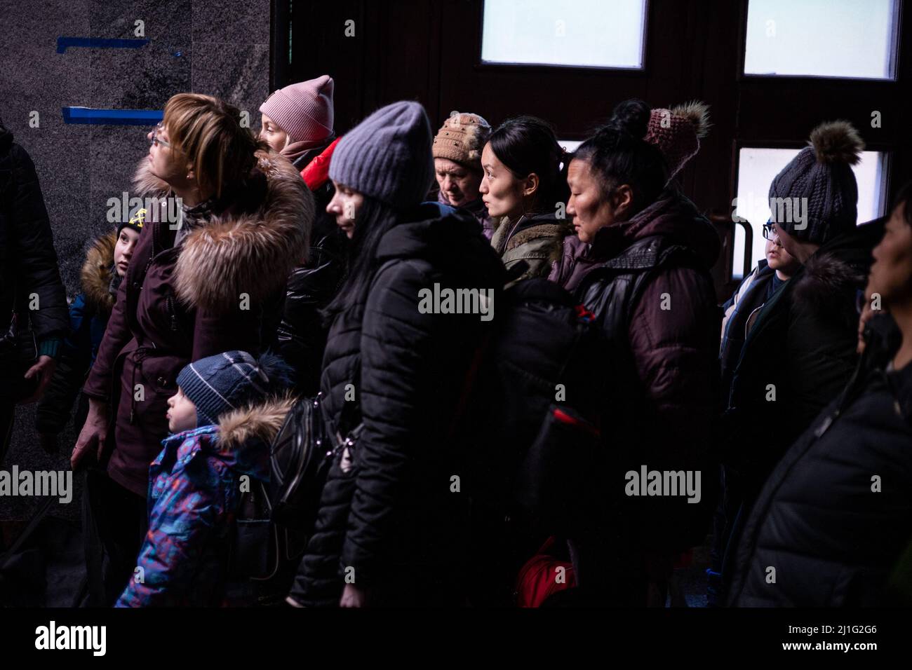 LVIV, UKRAINE - 14. März 2022: Humanitäre Katastrophe während des russischen Angriffskrieges gegen die Ukraine. Flüchtlinge aus den vom Krieg zerrissenen Gebieten sind es Stockfoto