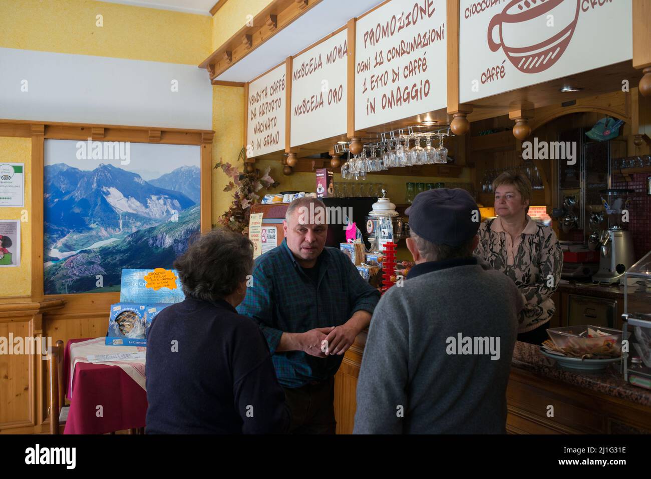 Erto (Pordenone), Italien 21/05/2016: Kunden in einer Bar. © Andrea Sabbadini Stockfoto