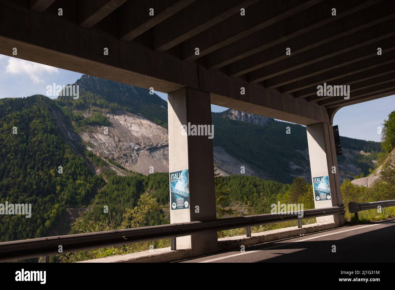 Erto und Casso (Pordenone), Italien 21/05/2016: Im Hintergrund sieht man noch am Hang des Monte TOC das riesige Zeichen des Felsens, das am 9. Oktober 1963 durch den Sturz in den künstlichen See das Massaker von Vajont verursachte. © Andrea Sabbadini Stockfoto