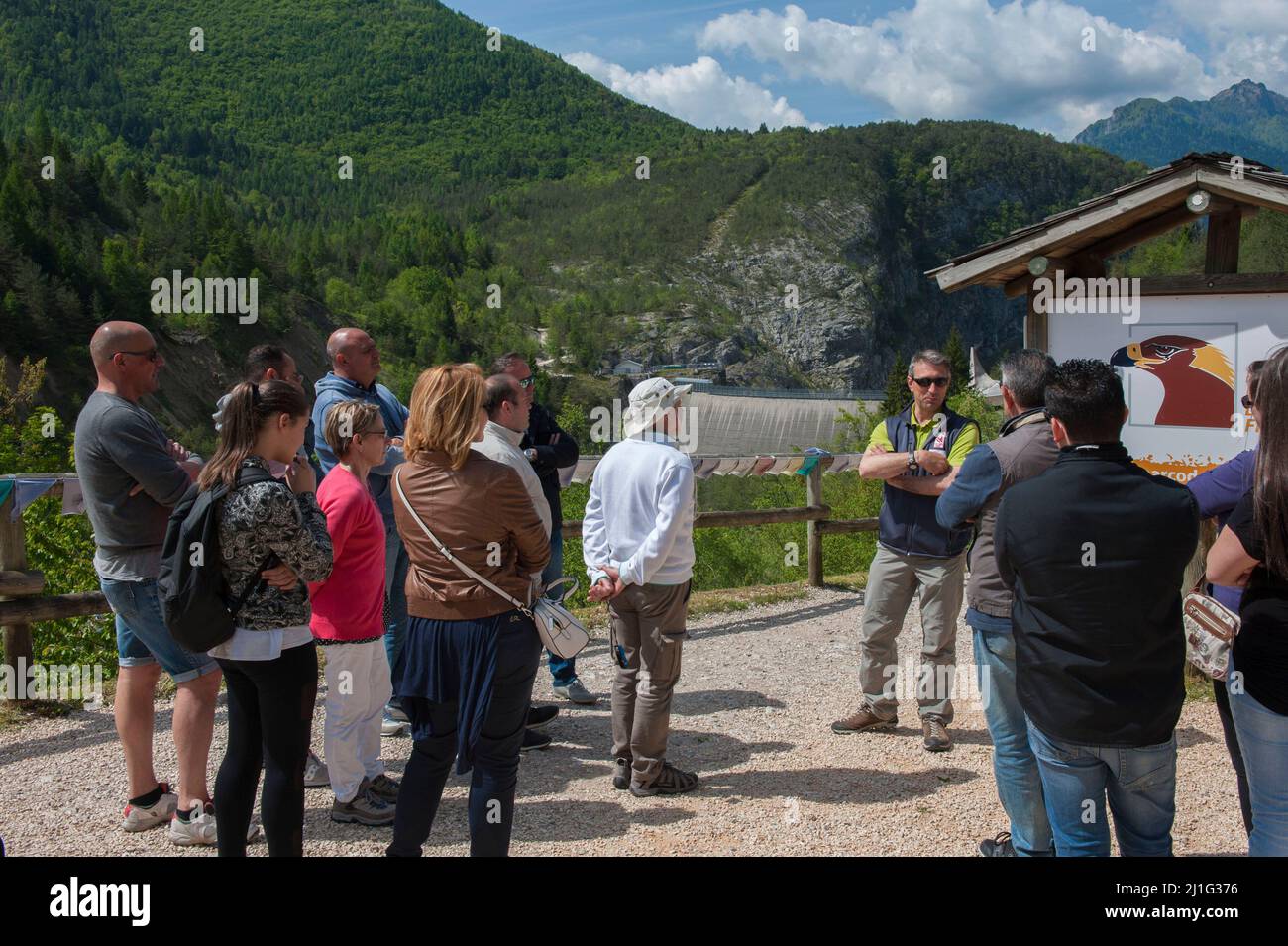 Erto und Casso (Pordenone), Italien 21/05/2016: Fabiano Bruna, Naturführer des Naturparks Friaulische Dolomiten, mit einer Gruppe von Besuchern. Vajont DAM-Informationsstelle. © Andrea Sabbadini Stockfoto