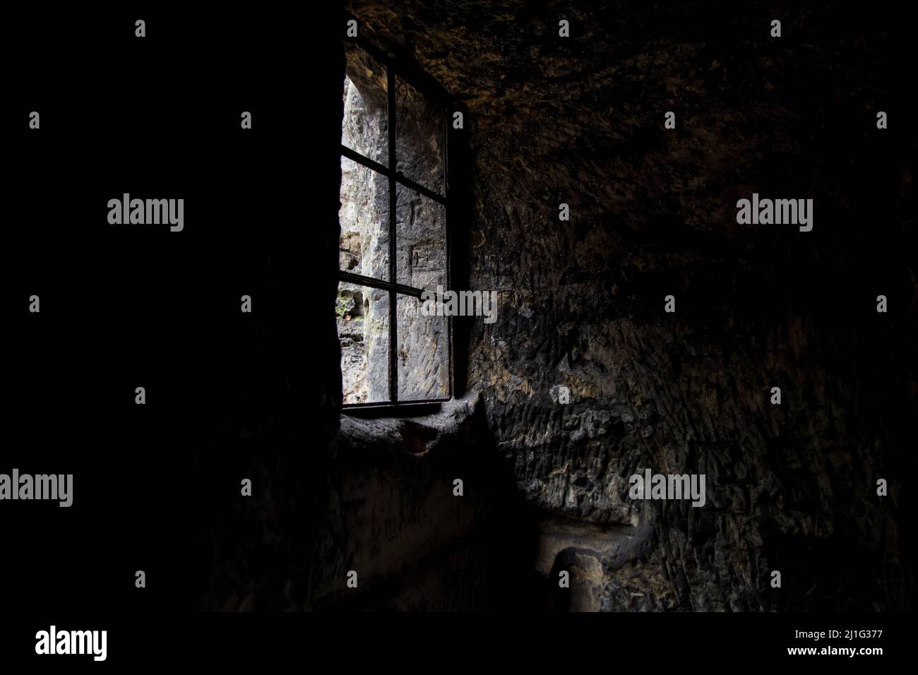 Fenster im Dunkeln in einem alten verlassenen Steingebäude Stockfoto