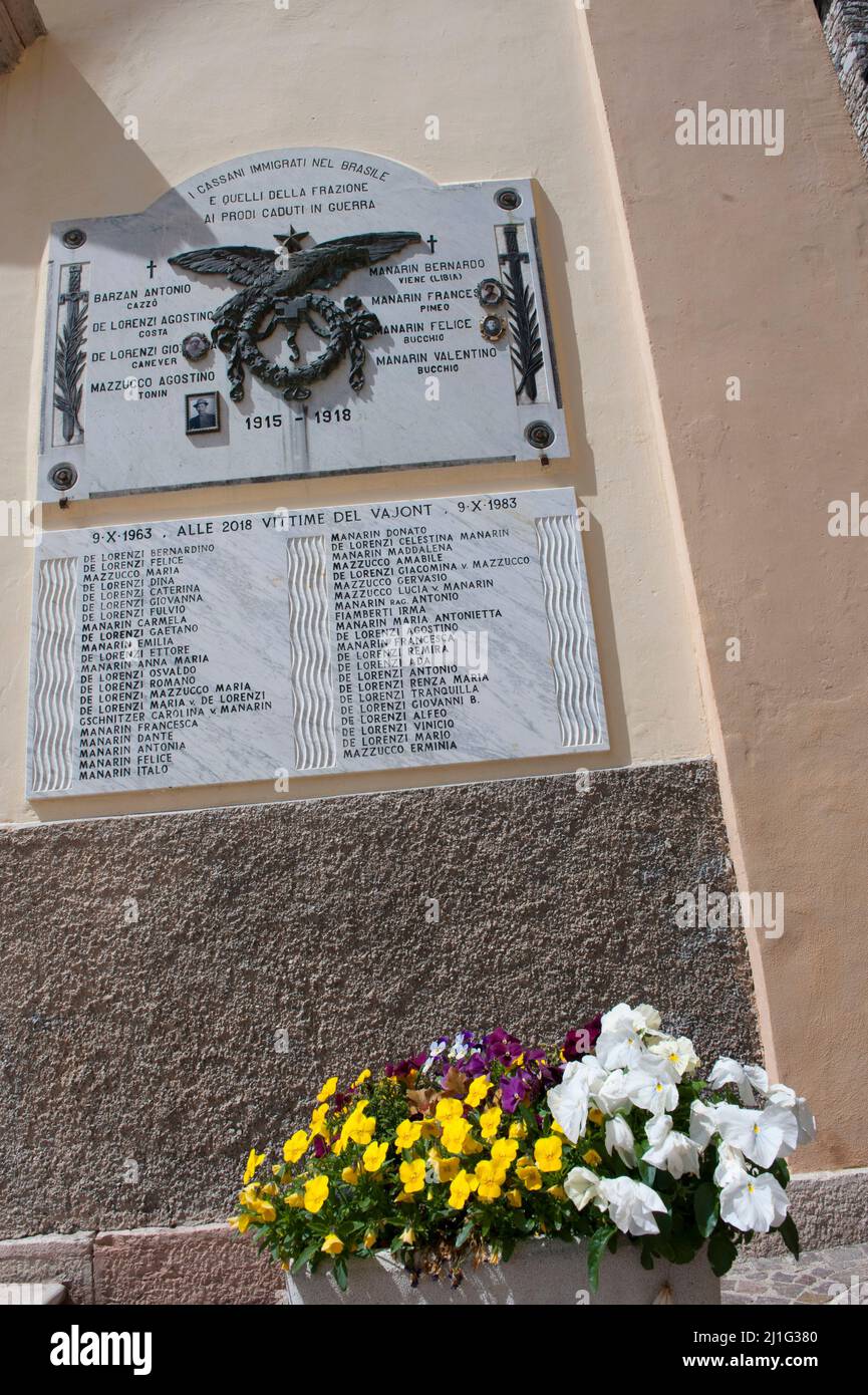 Casso (Pordenone), Italien 21/05/2016: Gedenktafel für die Opfer der Vajont-Tragödie, historisches Zentrum. © Andrea Sabbadini Stockfoto