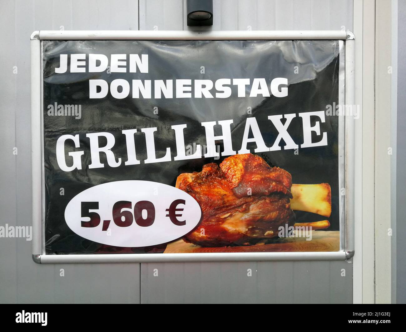 Neckargemuend, Deutschland: 30. Januar 2022: Anzeige für gegrillte Knöchel, eine deutsche Schweinefleischspezialität an einer Snackbar mit Text Grillhaxe jeden Donner Stockfoto
