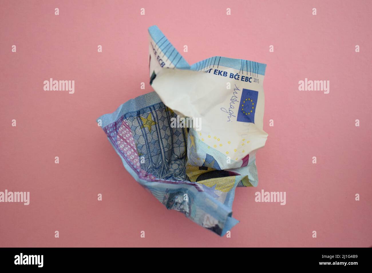 Zerbröckelige Banknote. 20 Euro knitterten. Geld werfen. Währung/Finanzen auf rosa Hintergrund Stockfoto